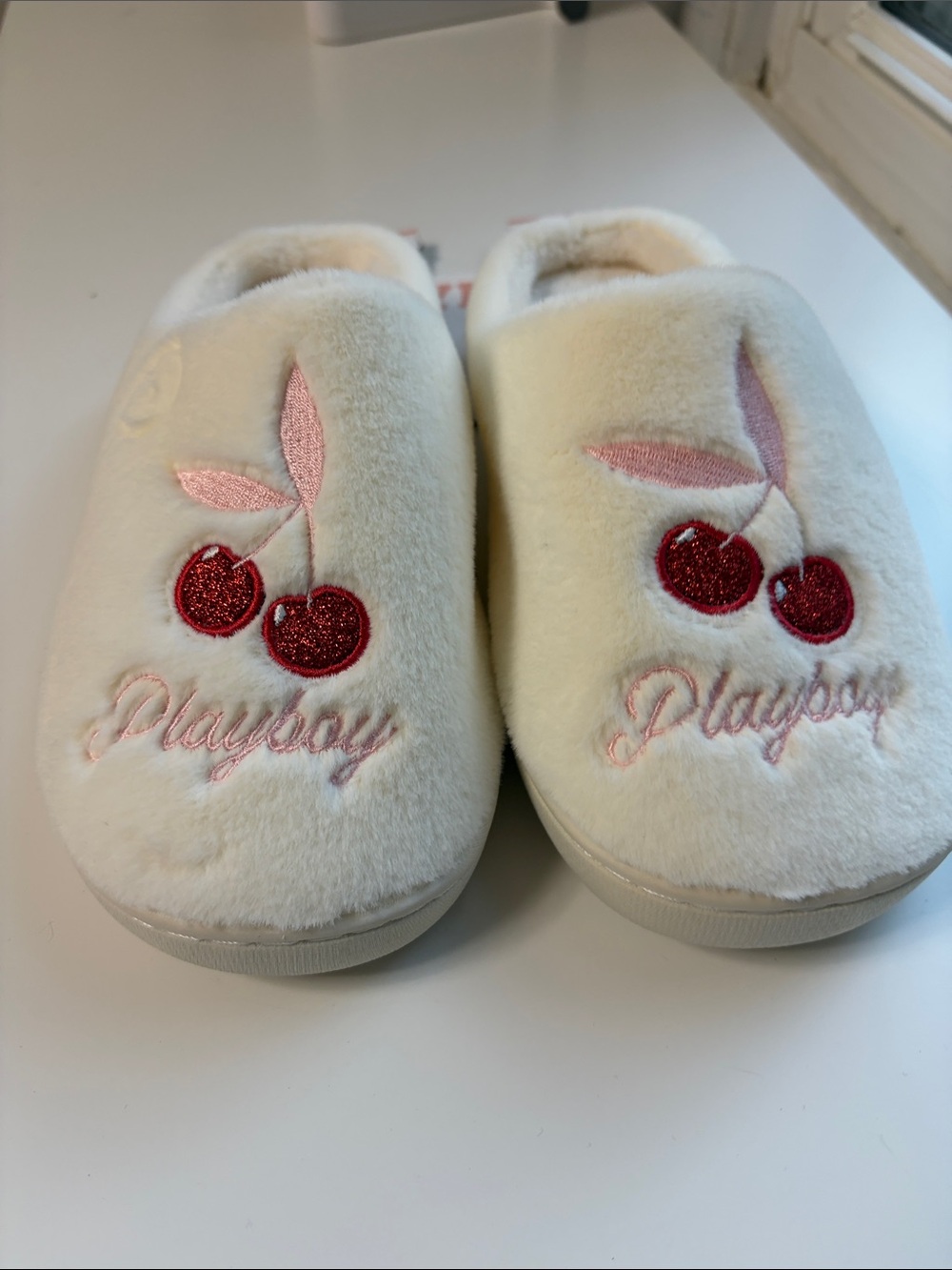 NWT Playboy Cherry Memory Foam Women’s Slippers Cream Ivory Size S 5-6‎